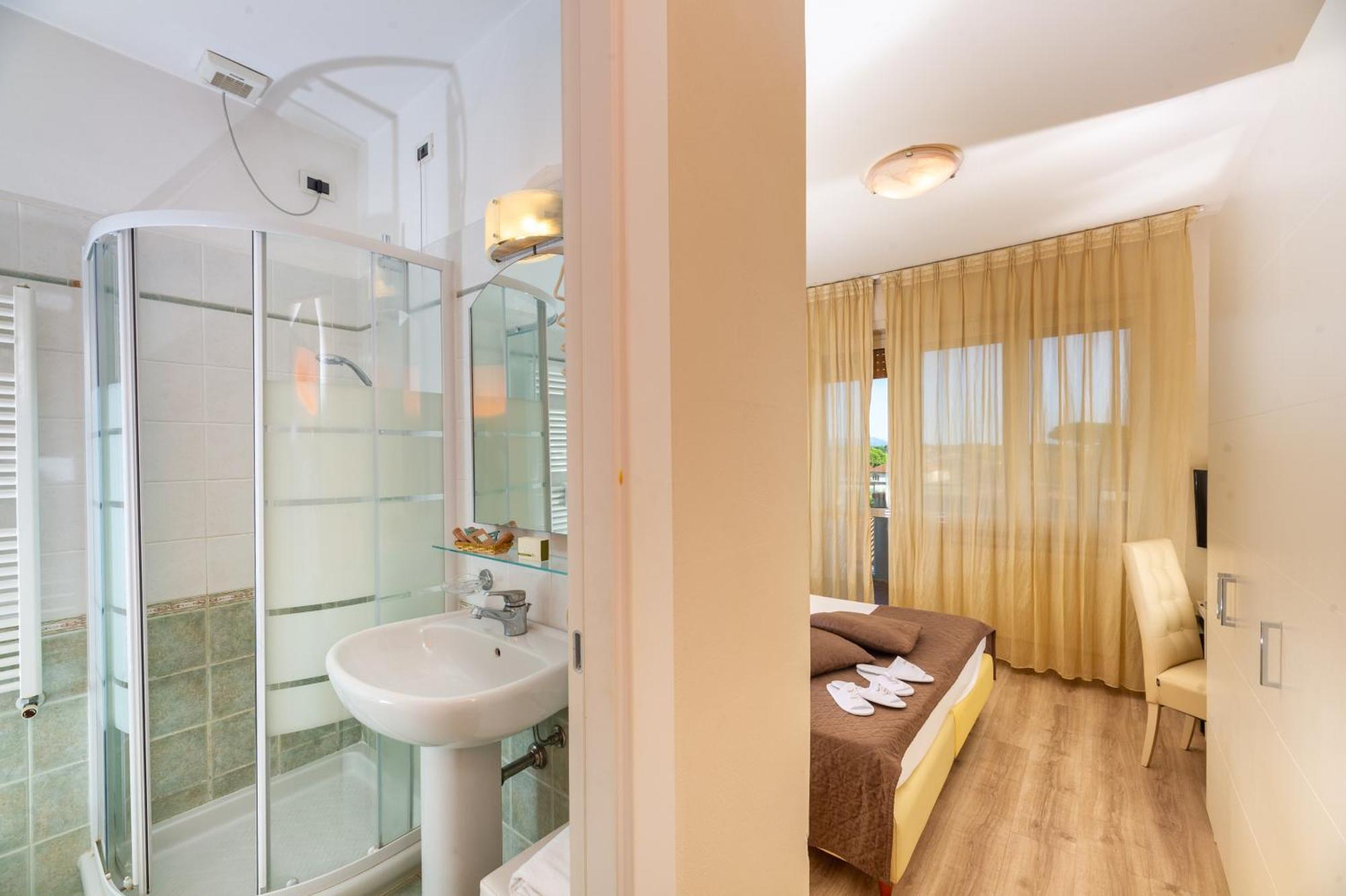 Hotel Nuova Sabrina مارينا دي بييتراسانْت المظهر الخارجي الصورة