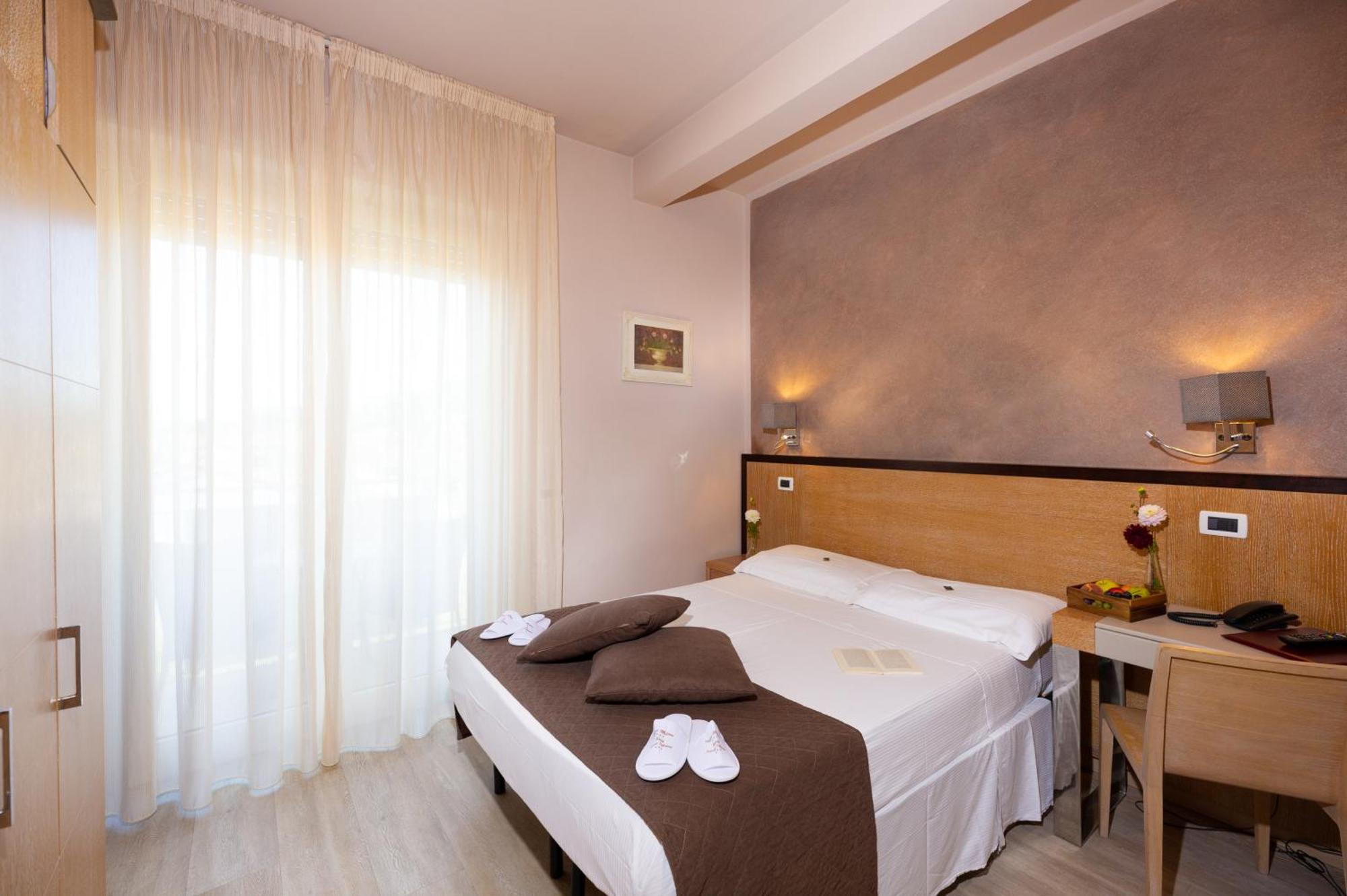 Hotel Nuova Sabrina مارينا دي بييتراسانْت المظهر الخارجي الصورة