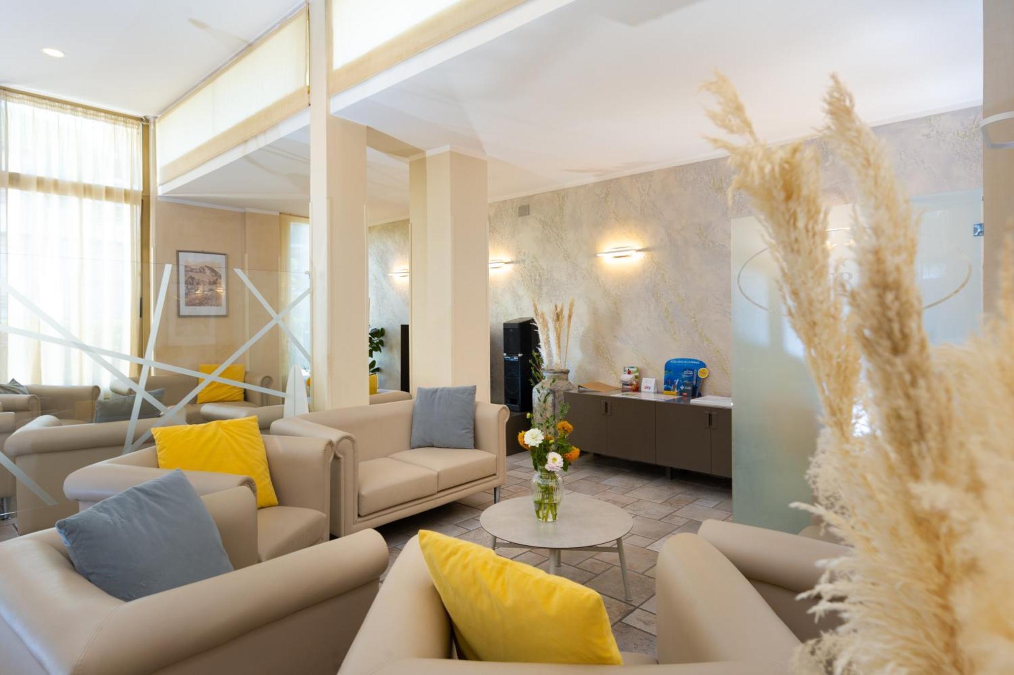 Hotel Nuova Sabrina مارينا دي بييتراسانْت المظهر الخارجي الصورة