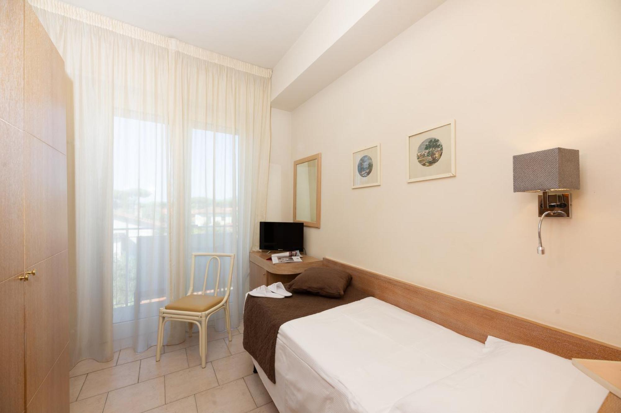 Hotel Nuova Sabrina مارينا دي بييتراسانْت المظهر الخارجي الصورة