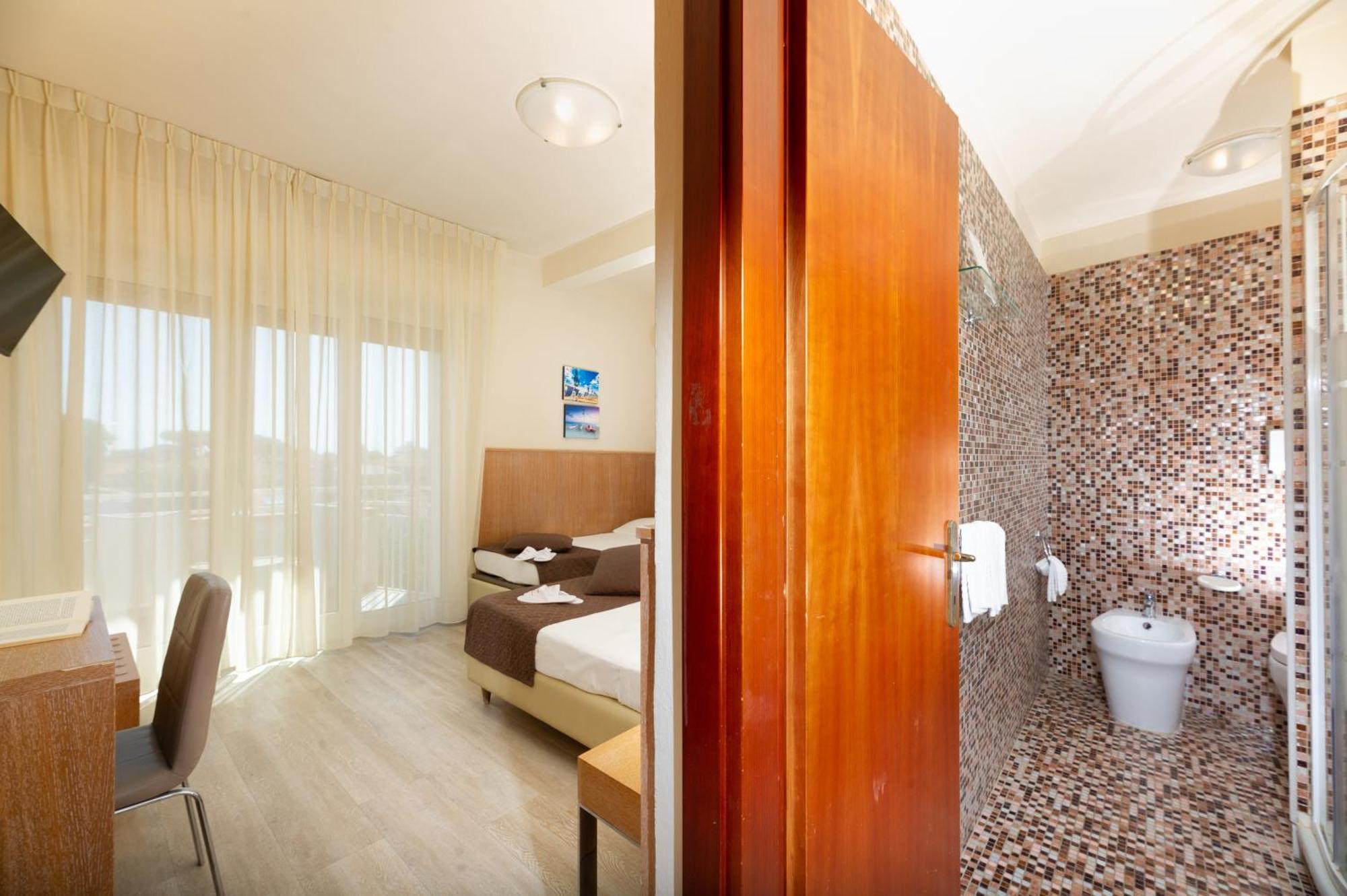 Hotel Nuova Sabrina مارينا دي بييتراسانْت المظهر الخارجي الصورة