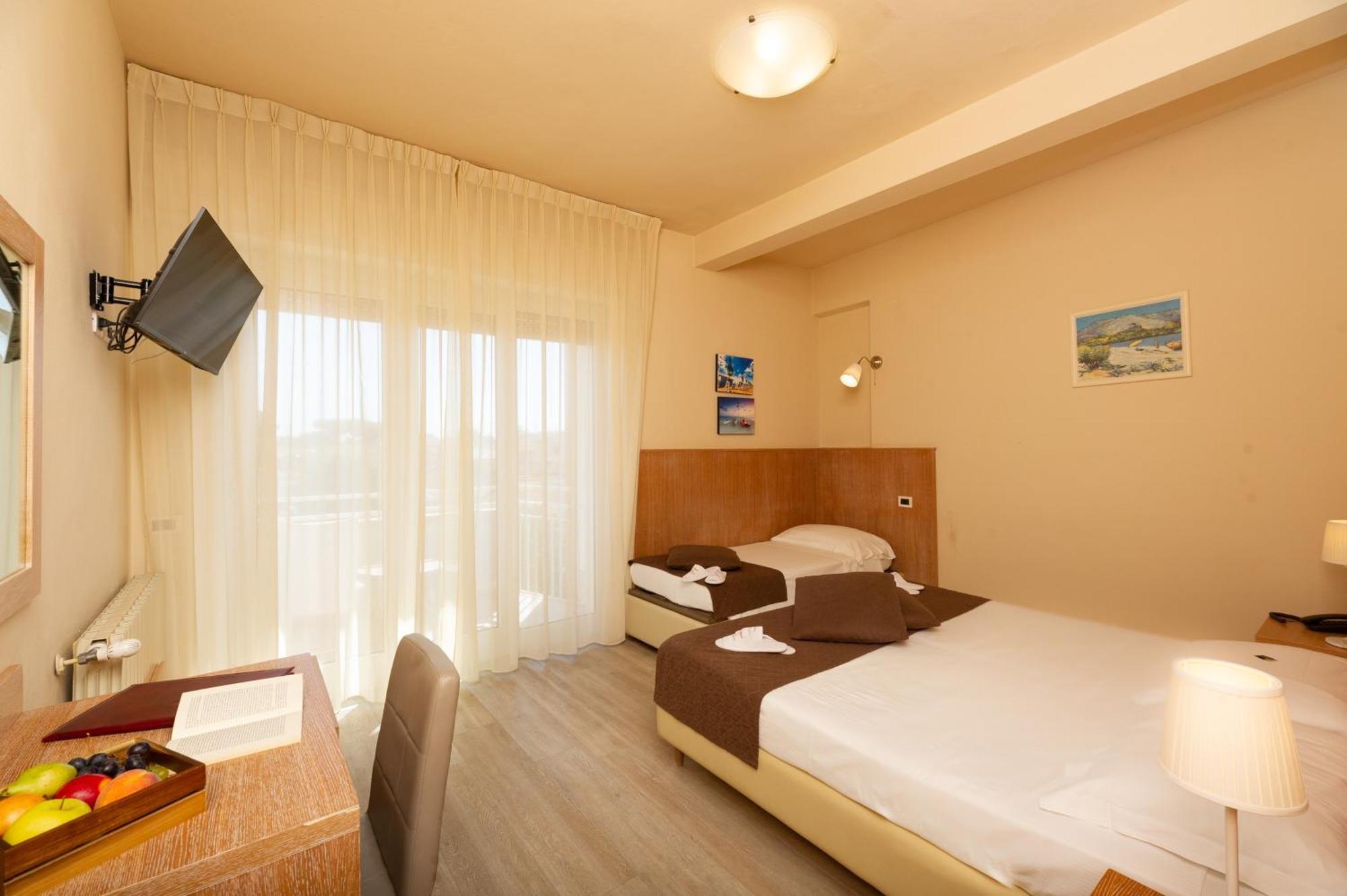 Hotel Nuova Sabrina مارينا دي بييتراسانْت المظهر الخارجي الصورة