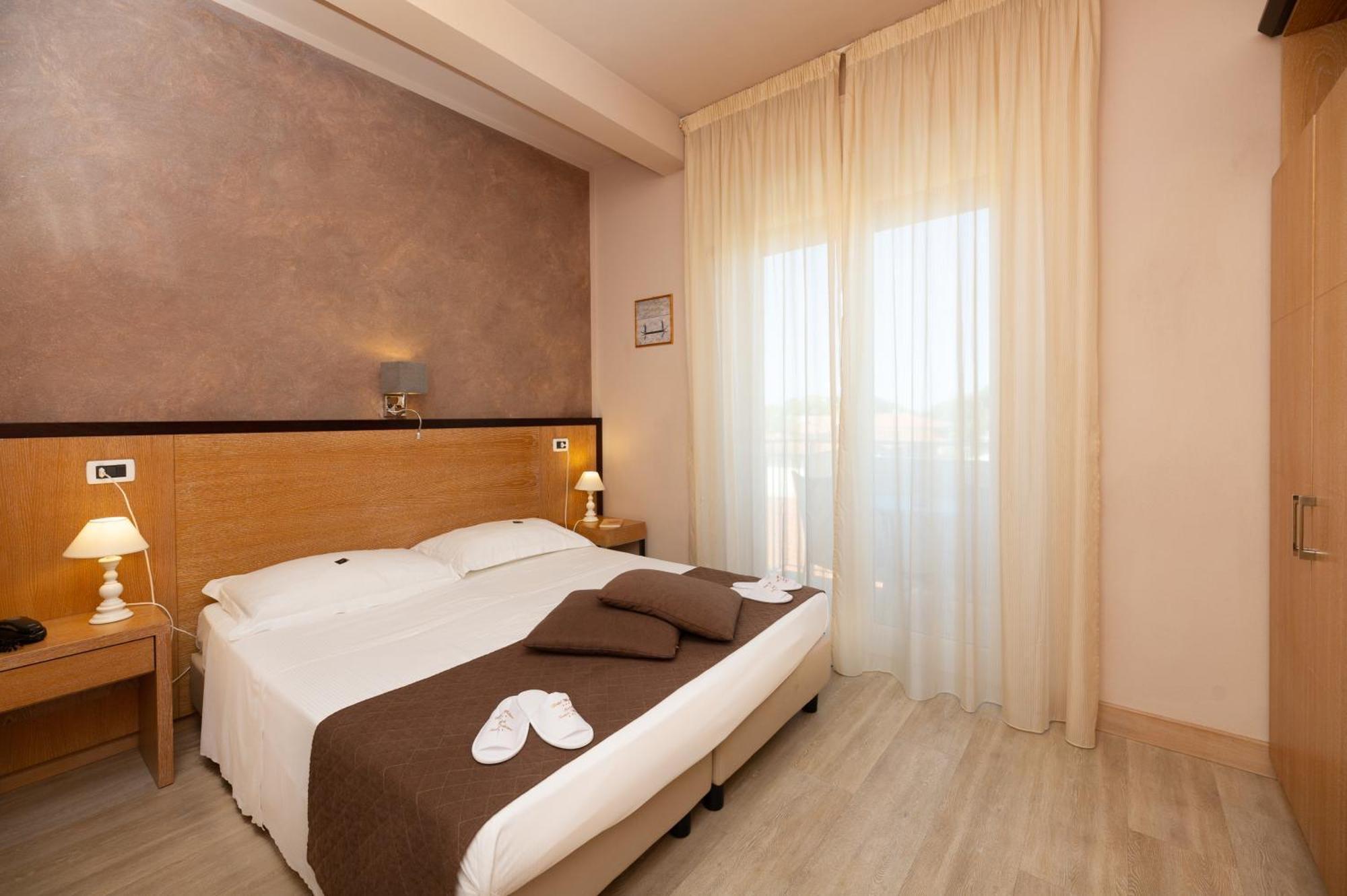 Hotel Nuova Sabrina مارينا دي بييتراسانْت المظهر الخارجي الصورة