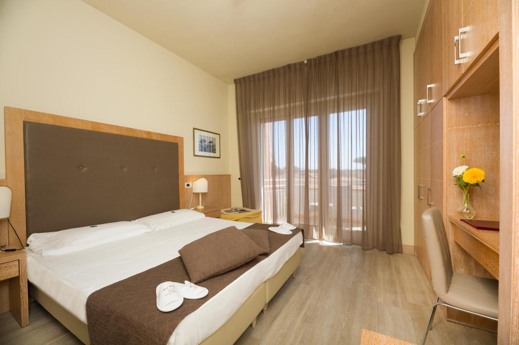 Hotel Nuova Sabrina مارينا دي بييتراسانْت المظهر الخارجي الصورة