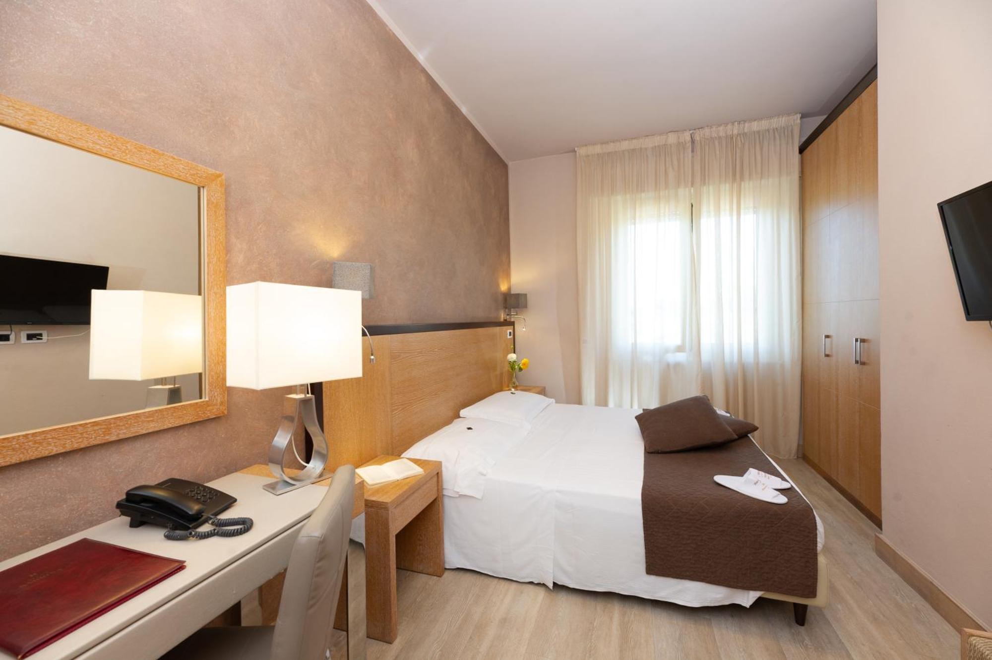 Hotel Nuova Sabrina مارينا دي بييتراسانْت المظهر الخارجي الصورة