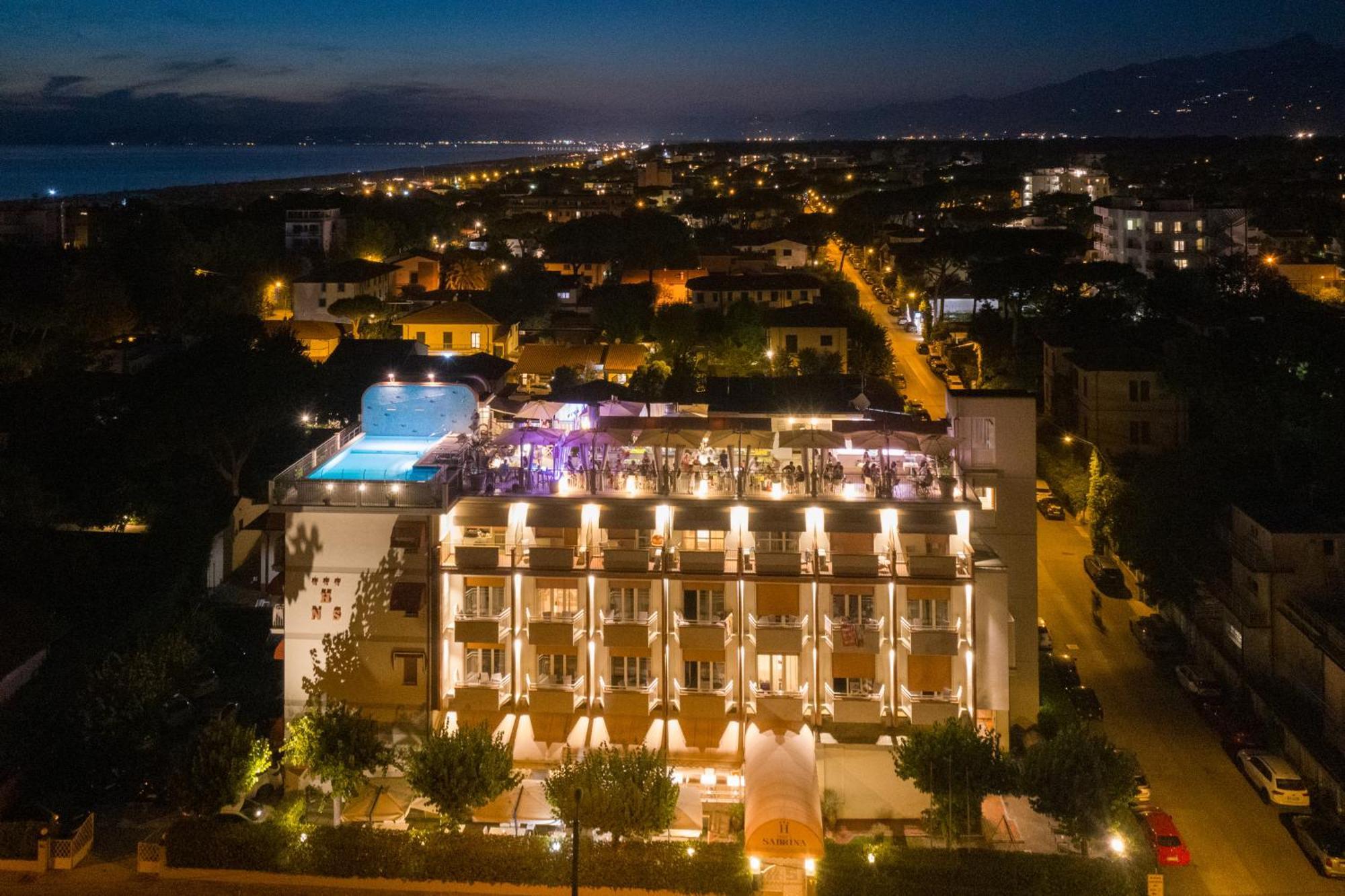 Hotel Nuova Sabrina مارينا دي بييتراسانْت المظهر الخارجي الصورة