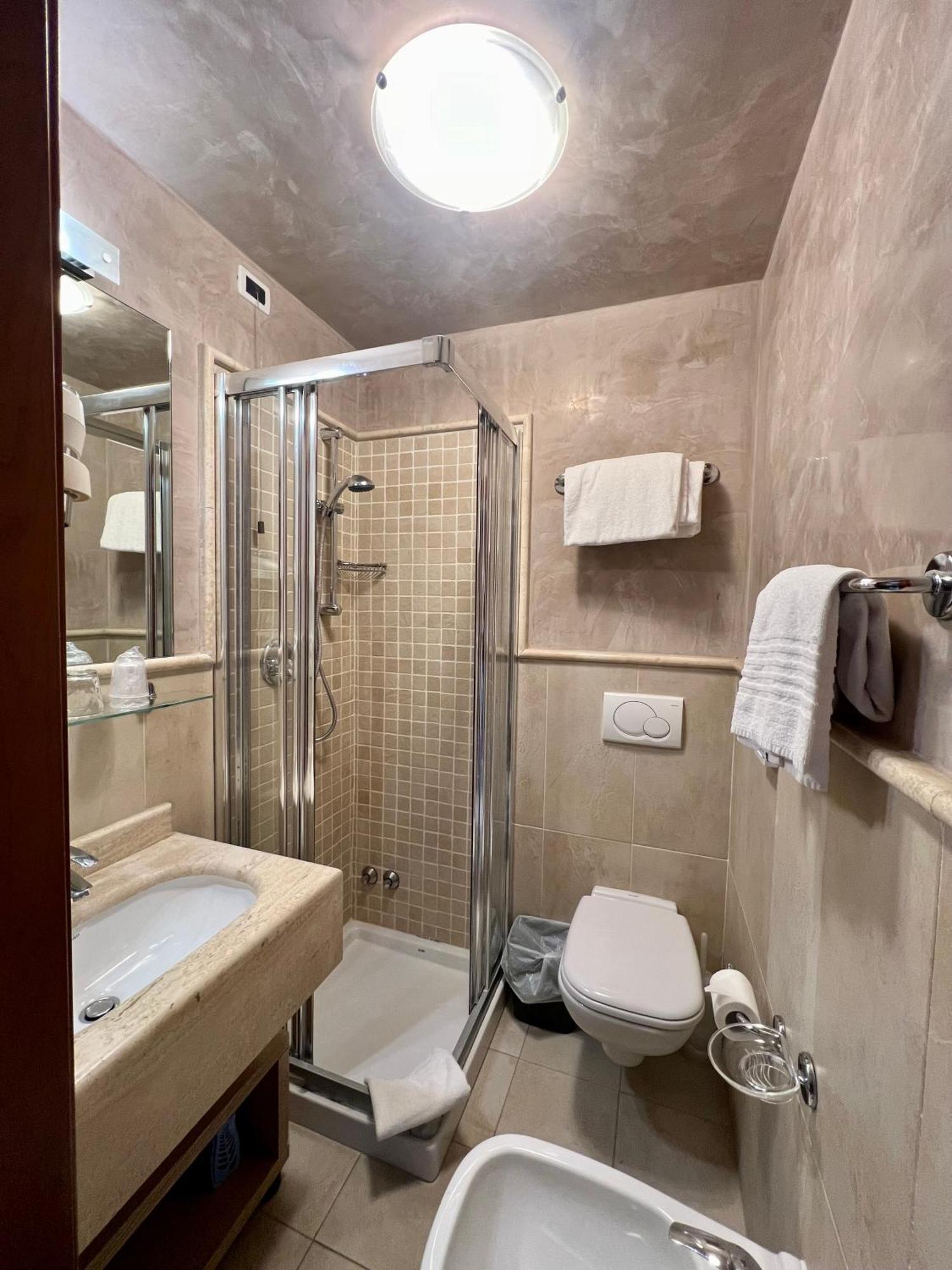 Hotel Nuova Sabrina مارينا دي بييتراسانْت المظهر الخارجي الصورة
