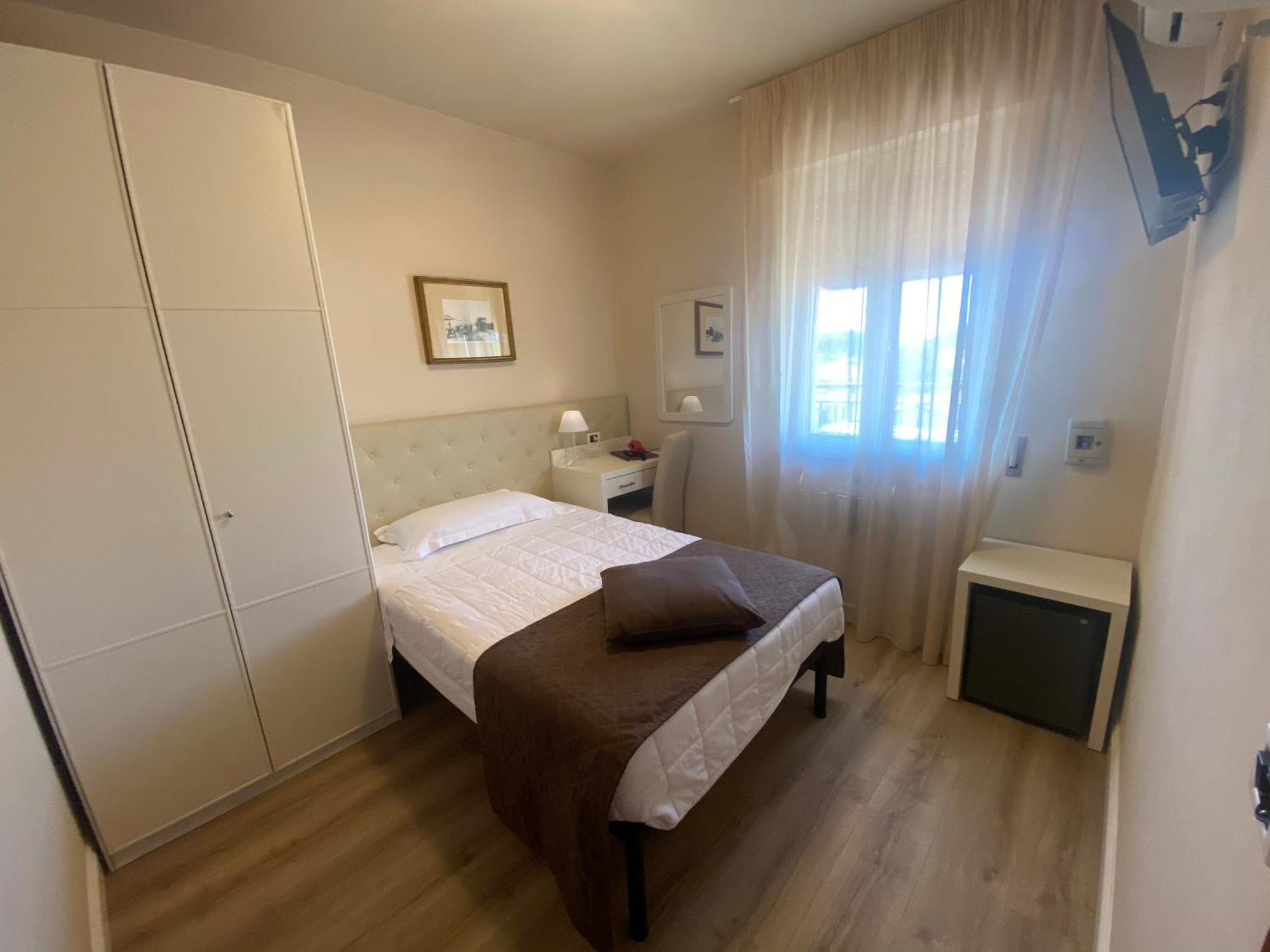 Hotel Nuova Sabrina مارينا دي بييتراسانْت المظهر الخارجي الصورة