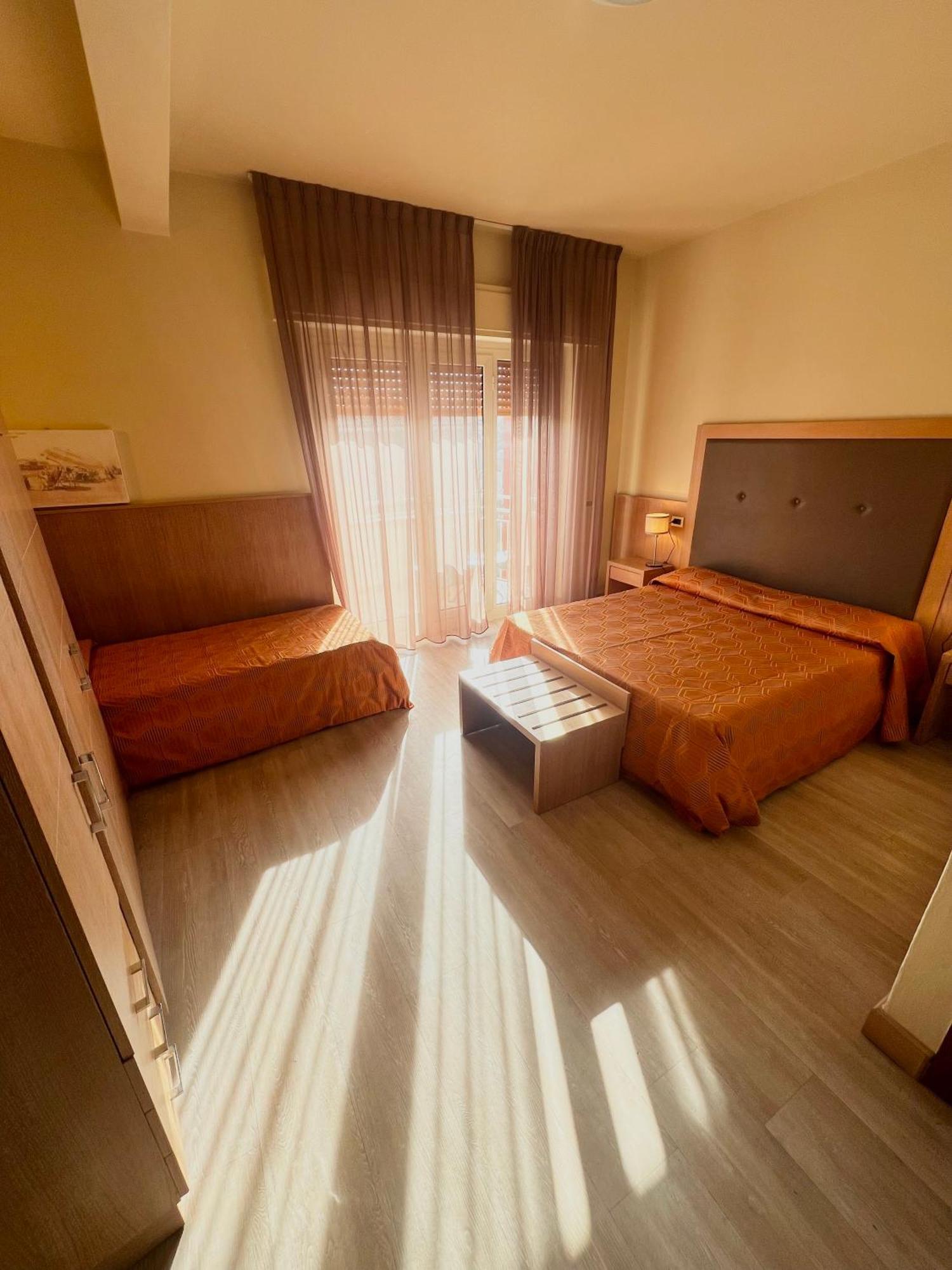 Hotel Nuova Sabrina مارينا دي بييتراسانْت المظهر الخارجي الصورة